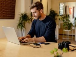 Badan Pegal Akibat Duduk Seharian? 5 Gerakan Sederhana Ini Ampuh Atasi Nyeri Punggung