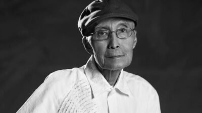 "Dari romansa yang bikin baper hingga kritik sosial yang tajam. Kenalan yuk dengan 5 sastrawan Indonesia legendaris yang karyanya tak lekang oleh waktu. Ada Sapardi Djoko Damono lho!"