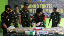 Danrem 121/Abw Brigjen TNI Purnomosidi didampingi Bea Cukai memeriksa 21,9 kg sabu hasil tangkapan Satgas Pamtas Yonarhanud 1 Kostrad di Entikong. (Dok. HO/Faktakalbar.id)