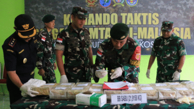 Danrem 121/Abw Brigjen TNI Purnomosidi didampingi Bea Cukai memeriksa 21,9 kg sabu hasil tangkapan Satgas Pamtas Yonarhanud 1 Kostrad di Entikong. (Dok. HO/Faktakalbar.id)