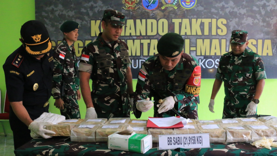 Danrem 121/Abw Brigjen TNI Purnomosidi didampingi Bea Cukai memeriksa 21,9 kg sabu hasil tangkapan Satgas Pamtas Yonarhanud 1 Kostrad di Entikong. (Dok. HO/Faktakalbar.id)