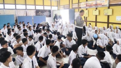 "Satlantas Polres Kayong Utara gelar program Police Goes To School di SMPN 1 Simpang Hilir. Pelajar diajak sadar aturan lalu lintas dan wajib helm sejak dini demi tekan angka kecelakaan."