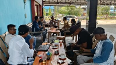 "Gelar Operasi Zebra Kapuas 2025, Satlantas Polres Kayong Utara datangi komunitas sopir travel di Pasar Rakyat. Tekankan pentingnya keselamatan penumpang dan cek fisik kendaraan."