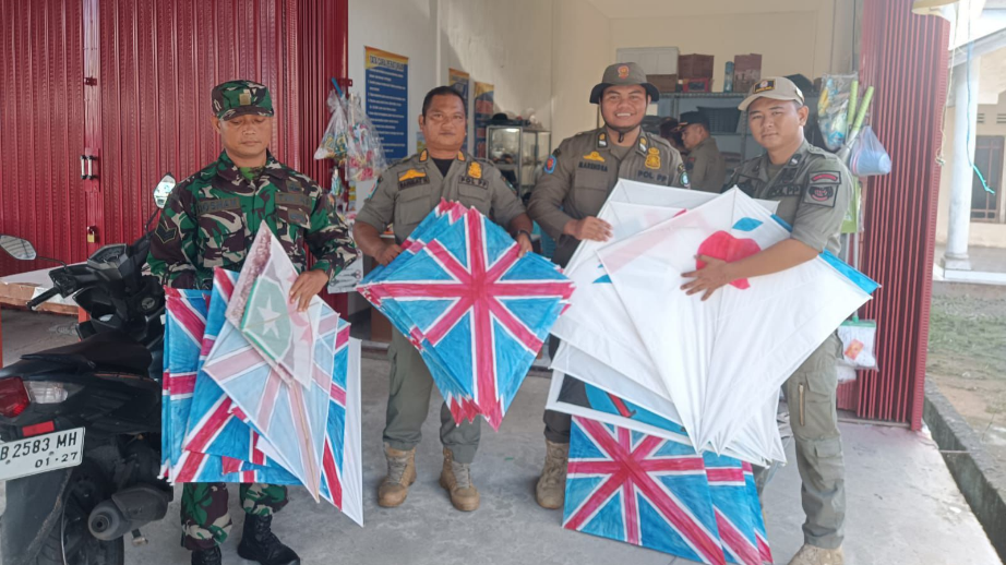 Petugas Satpol PP dan TNI memegang puluhan layangan hasil penertiban di wilayah Pontianak Timur. (Dok. HO/Faktakalbar.id)