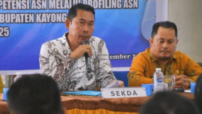 Sekda Kayong Utara Erwin Sudrajat memberikan arahan saat membuka kegiatan Profiling ASN di SMKN 1 Sukadana. (Dok. HO/Faktakalbar.id)