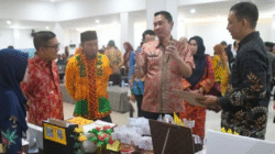 Sekda Kayong Utara Erwin Sudrajat meninjau hasil karya inovasi guru dalam acara Apresiasi Guru dan Tenaga Kependidikan Tahun 2025 di Sukadana. (Dok. HO/Faktakalbar.id)