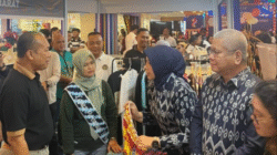 Sekda Kalbar Harisson (tengah) saat memberikan sambutan atau memotong pita dalam acara pembukaan Festival Imigrasi 2025 di Ayani Mega Mall Pontianak. (Dok. HO/Faktakalbar.id)