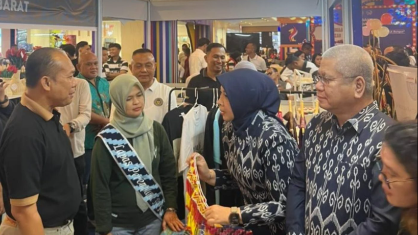 Sekda Kalbar Harisson (tengah) saat memberikan sambutan atau memotong pita dalam acara pembukaan Festival Imigrasi 2025 di Ayani Mega Mall Pontianak. (Dok. HO/Faktakalbar.id)