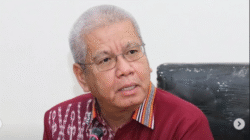 Sekda Kalbar, Harisson, sedang memberikan arahan kepada jajaran perangkat daerah terkait efisiensi anggaran dalam Sosialisasi Permendagri. (Dok. HO/Faktakalbar.id)