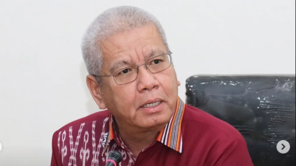 Sekda Kalbar, Harisson, sedang memberikan arahan kepada jajaran perangkat daerah terkait efisiensi anggaran dalam Sosialisasi Permendagri. (Dok. HO/Faktakalbar.id)