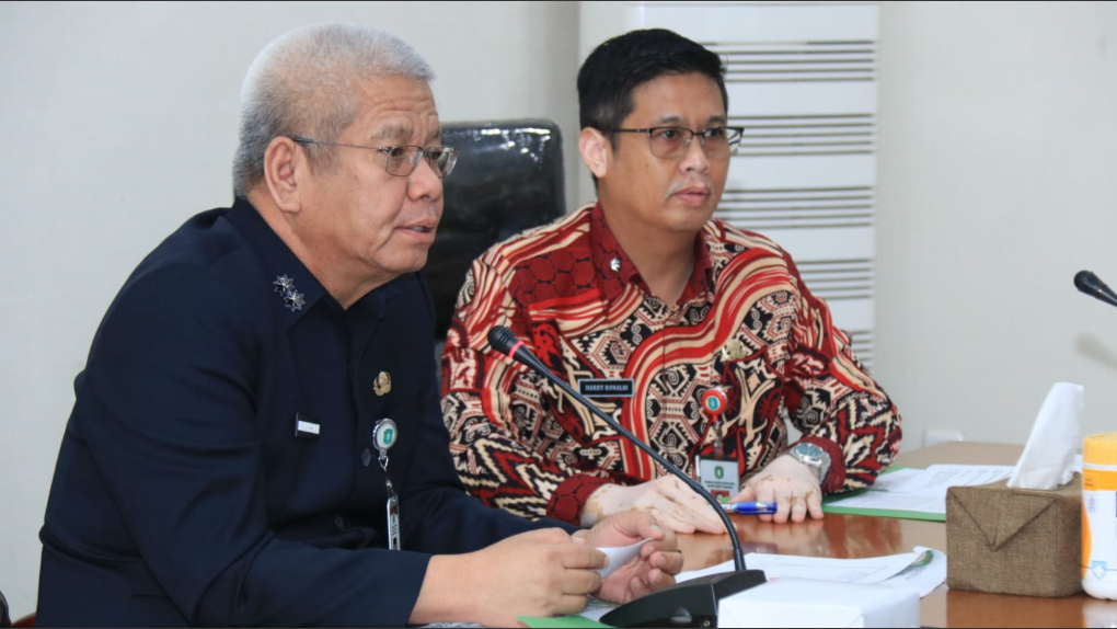 Sekda Kalbar Harisson didampingi Karo Perekonomian Harry Ronaldi memimpin rapat koordinasi ketersediaan pangan jelang Nataru di Kantor Gubernur. (Dok. HO/Faktakalbar.id)