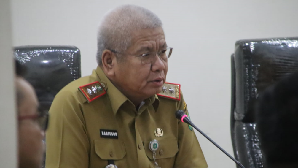 Sekretaris Daerah Provinsi Kalimantan Barat, Harisson (berseragam dinas), sedang berbicara memberikan arahan dalam rapat Forum Penataan Ruang Daerah. (Dok. HO/Faktakalbar.id)