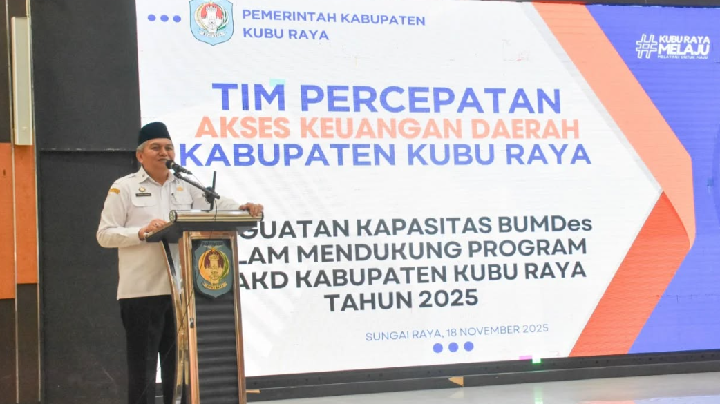 Sekretaris Daerah Kubu Raya, Yusran Anizam, memberikan sambutan saat membuka kegiatan Penguatan Kapasitas BUMDes untuk Percepatan Akses Keuangan Daerah, Selasa (18/11/2025). (Dok. HO/Faktakalbar.id)