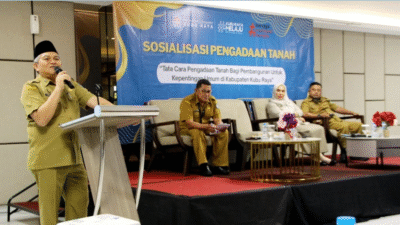 Sekretaris Daerah Kubu Raya, Yusran Anizam, memberikan sambutan saat membuka Sosialisasi Pengadaan Tanah di Hotel Alimoer. (Dok. HO/Faktakalbar.id)