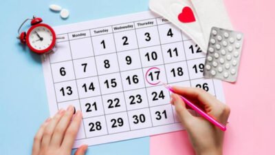 "Kenapa jadi mudah marah dan ingin makan terus? Jangan panik, kenali 5 sinyal tubuh fisik dan emosional yang menandakan 'tamu bulanan' akan segera tiba."