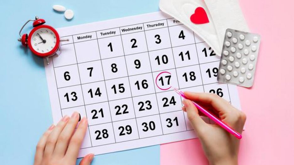 "Kenapa jadi mudah marah dan ingin makan terus? Jangan panik, kenali 5 sinyal tubuh fisik dan emosional yang menandakan 'tamu bulanan' akan segera tiba."