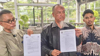 Kuasa hukum orang tua siswa IDN Boarding School Bogor menunjukkan dokumen somasi terkait keputusan Drop Out (DO) siswa. (Dok. Ist)