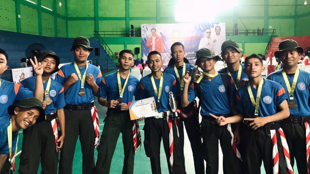 Tim gerak jalan SMKN 9 Pontianak yang berhasil meraih juara 1 dan 2 dalam Kejuaraan Tarkam Kemenpora. (Dok. Faktakalbar.id)
