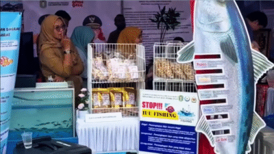 Stand Dinas Kelautan dan Perikanan Kalbar menampilkan produk UMKM dan kampanye anti-illegal fishing pada peluncuran Program Gema Membangun Desa. (Dok. Instagram/@dkp.prov.kalbar)