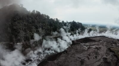 "Dukungan BNPB dalam pemotretan foto udara melalui drone pada kawasan yang terdampak awan panas guguran Gunung Semeru yang berada di perbatasan Kabupaten Lumajang dan Malang, Provinsi Jawa Timur, pada Minggu (23/11/2025)."