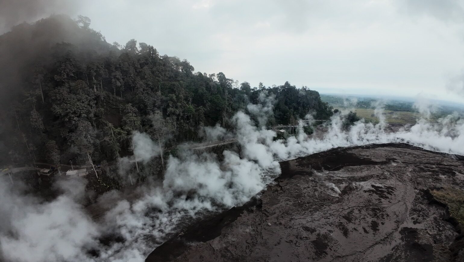 "Dukungan BNPB dalam pemotretan foto udara melalui drone pada kawasan yang terdampak awan panas guguran Gunung Semeru yang berada di perbatasan Kabupaten Lumajang dan Malang, Provinsi Jawa Timur, pada Minggu (23/11/2025)."