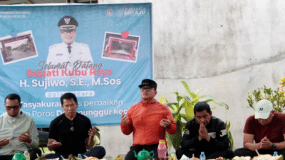 Bupati Sujiwo berdoa bersama warga dalam acara tasyakuran selesainya perbaikan jalan poros di Desa Punggur Kecil, Kecamatan Sungai Kakap. (Dok. Facebook/Prokopim Kubu Raya)