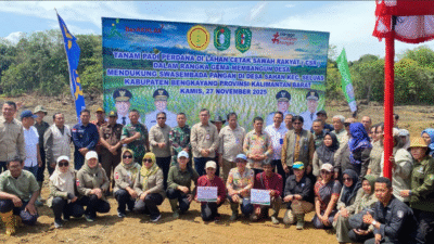 Wakil Gubernur Kalbar Krisantus Kurniawan berfoto bersama kelompok tani dan pejabat di lokasi Cetak Sawah Rakyat (CSR) Desa Sahan, Bengkayang. (Dok. HO/Faktakalbar.id)