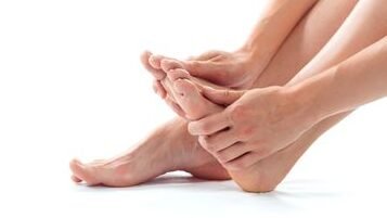 "Kaki sering kesemutan atau tumit pecah-pecah? Jangan abaikan. Kenali 7 tanda di telapak kaki yang bisa menjadi sinyal tubuh kekurangan vitamin B12, C, atau Zinc."