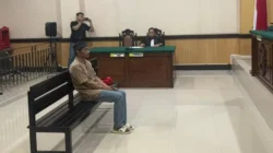 Terdakwa Uray Abadi saat menjalani sidang pembacaan vonis kasus pembunuhan di Pengadilan Negeri Singkawang, Senin (17/11/2025).