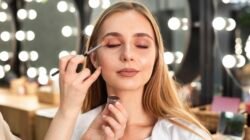 "Ingin riasan wajah tetap on point seharian? Simak 5 tips make up tahan lama anti luntur dan bebas kilap meski berkeringat. Rahasia tampil flawless ada di sini!"