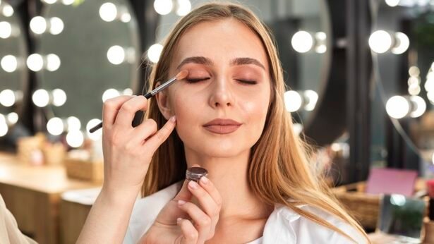 "Ingin riasan wajah tetap on point seharian? Simak 5 tips make up tahan lama anti luntur dan bebas kilap meski berkeringat. Rahasia tampil flawless ada di sini!"