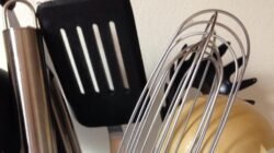 "Mengira spatula silikon sudah pasti aman? Awas, banyak yang oplosan plastik. Kenali 3 tanda spatula silikon berbahaya menurut pakar IPB, dari bau hingga harga."