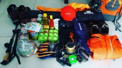 "Baru pertama kali mau mendaki? Jangan asal nekat. Simak 5 tips naik gunung untuk pemula ini, mulai dari persiapan fisik hingga perlengkapan wajib agar aman."