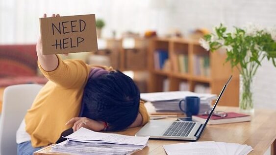 "Dikejar deadline skripsi bikin overthinking dan susah tidur? Tarik napas. Simak 5 tips psikologis dan praktis ini agar kamu tetap tenang dan skripsi kelar tepat waktu."