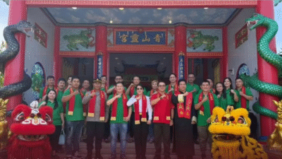 Wali Kota Singkawang Tjhai Chui Mie bersama pengurus berfoto di depan Klenteng Chiang San Lin Kiung yang baru diresmikan di Kelurahan Roban. (Dok. Prokopim Singkawang)