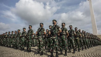 "Keterlibatan TNI dalam penertiban tambang ilegal menuai kritik tajam. Kapuspen TNI tegaskan langkah ini sesuai Perpres No 5 Tahun 2025 atas perintah Presiden Prabowo."