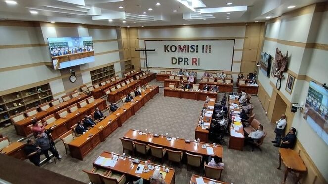 "Komisi III DPR RI menyetujui 7 calon anggota Komisi Yudisial (KY) periode 2025-2030 usai fit and proper test. Berikut daftar lengkap nama-namanya."