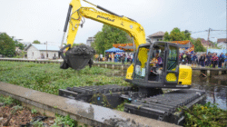 Wali Kota Pontianak Edi Kamtono meninjau pengerukan Parit Sungai Jawi menggunakan eskavator amfibi baru buatan Pindad. (Dok. HO/Faktakalbar.id)