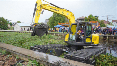Wali Kota Pontianak Edi Kamtono meninjau pengerukan Parit Sungai Jawi menggunakan eskavator amfibi baru buatan Pindad. (Dok. HO/Faktakalbar.id)