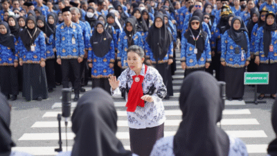 Seorang dirigen memimpin paduan suara ASN dalam upacara peringatan HUT KORPRI ke-54 di halaman Kantor Wali Kota Pontianak. (Dok. HO/Faktakalbar.id)