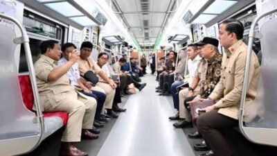 'Prabowo Subianto buka suara soal utang Whoosh, menegaskan tidak ada masalah dan ia akan bertanggung jawab. Ia meminta polemik tidak dipolitisasi."