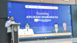 Wakil Bupati Kubu Raya, Sukiryanto, memberikan sambutan di podium saat peluncuran aplikasi iKubu Raya dan pembukaan Bimtek SRIKANDI di Aula Praja Utama. (Dok. HO/Faktakalbar.id)