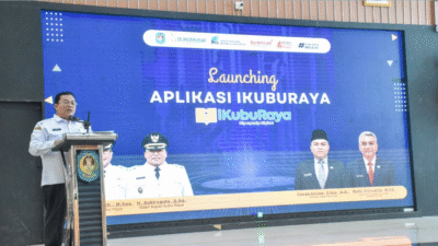 Wakil Bupati Kubu Raya, Sukiryanto, memberikan sambutan di podium saat peluncuran aplikasi iKubu Raya dan pembukaan Bimtek SRIKANDI di Aula Praja Utama. (Dok. HO/Faktakalbar.id)