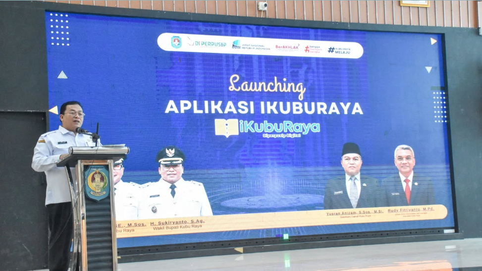 Wakil Bupati Kubu Raya, Sukiryanto, memberikan sambutan di podium saat peluncuran aplikasi iKubu Raya dan pembukaan Bimtek SRIKANDI di Aula Praja Utama. (Dok. HO/Faktakalbar.id)