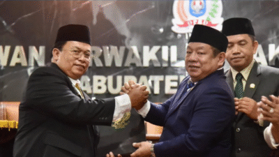 Wakil Bupati Kubu Raya Sukiryanto berjabat tangan dengan Pimpinan DPRD usai menyepakati penyesuaian APBD 2026 akibat pemangkasan dana pusat. (Dok. Prokopim Kubu Raya)