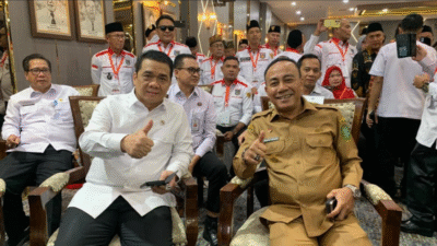 Wakil Gubernur Kalbar Krisantus Kurniawan acungkan jempol bersama pengurus pusat usai pelantikan APDESI Merah Putih di Kantor Kemendes Jakarta. (Dok. HO/Faktakalbar.id)