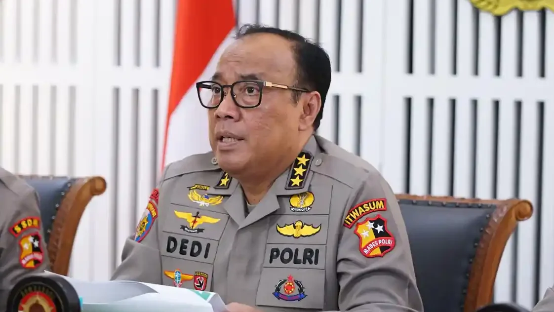 "Wakapolri Komjen Dedi Prasetyo blak-blakan di DPR, sebut 67% Kapolsek dan puluhan Kapolres berkinerja buruk (under performance). Evaluasi total SDM dilakukan."