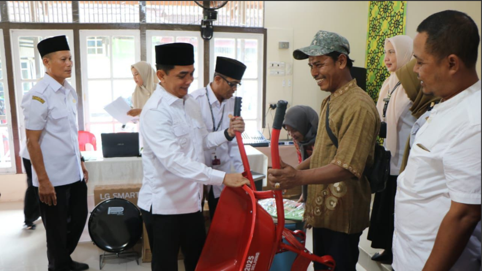 Wakil Wali Kota Pontianak Bahasan menyerahkan bantuan barang berupa perlengkapan kegiatan kepada perwakilan warga di Kelurahan Sungai Beliung. (Dok. HO/Faktakalbar.id)