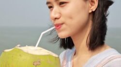 "Air kelapa kaya elektrolit dan antioksidan. Kenali berbagai manfaatnya untuk kesehatan dan kapan waktu terbaik untuk meminumnya agar hidrasi maksimal."