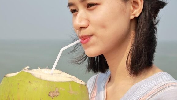 "Air kelapa kaya elektrolit dan antioksidan. Kenali berbagai manfaatnya untuk kesehatan dan kapan waktu terbaik untuk meminumnya agar hidrasi maksimal."